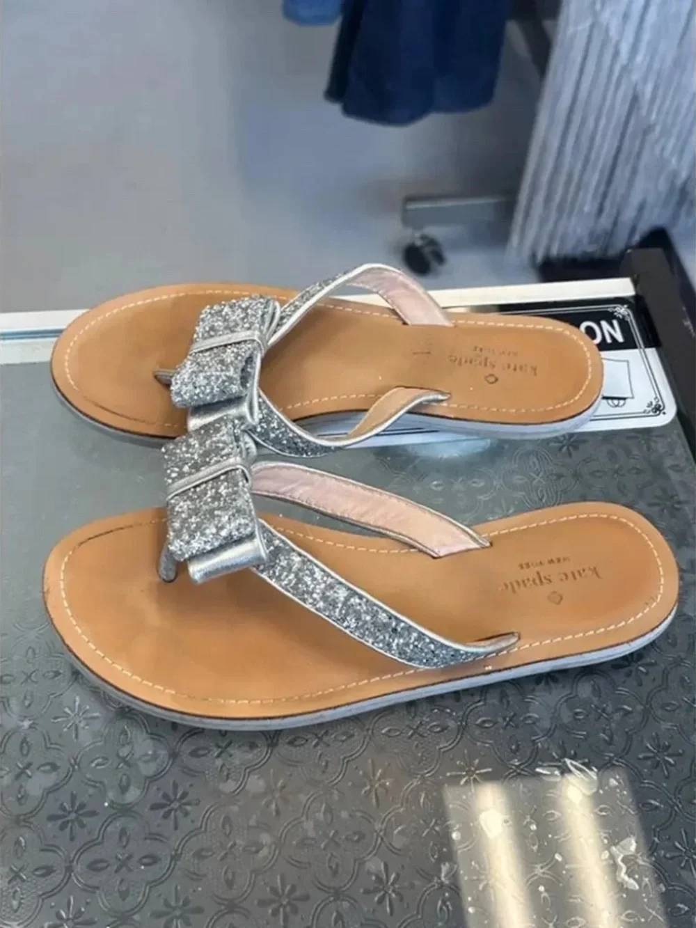 Kate Spade Size 6.5 Women's Silver Bow Flip Flops Sandal Shoes lot6412